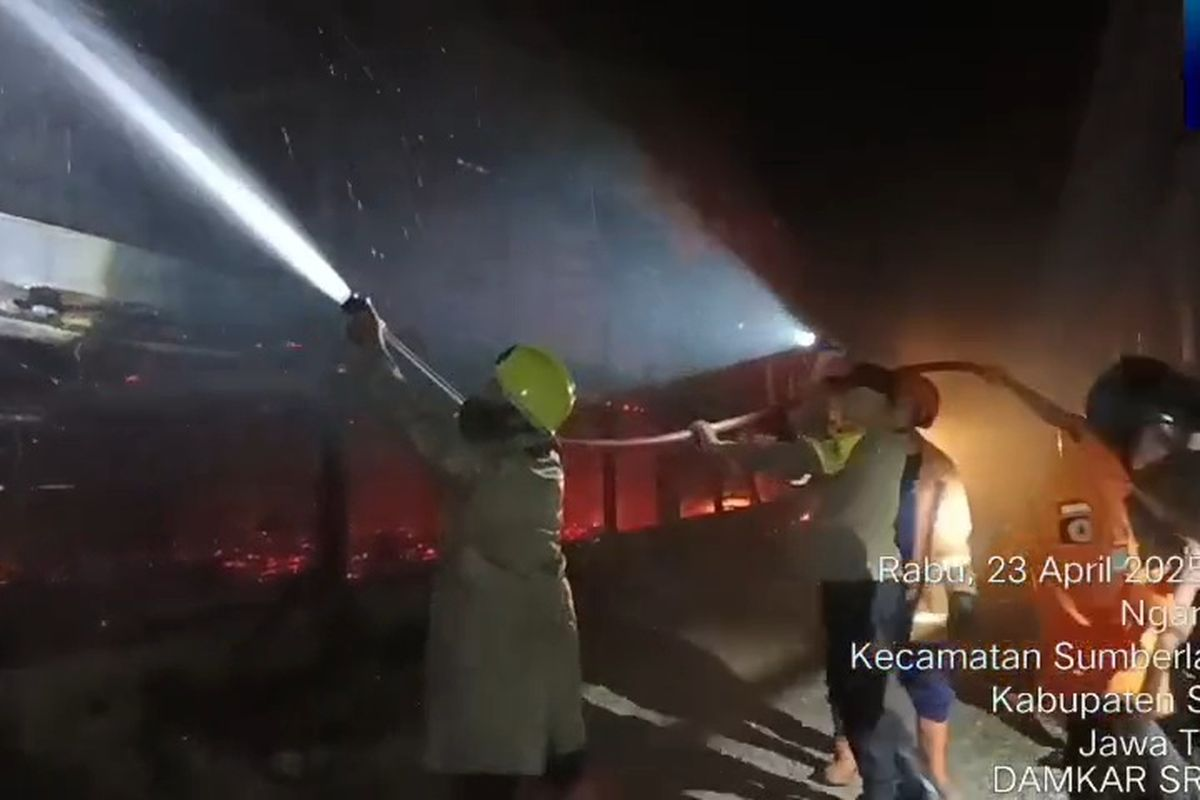 “Kandang 3 Lantai di Sragen Ludes Terbakar — Kerugian Ditaksir Rp 7,5 Miliar, 22 000 Ayam Hangus”