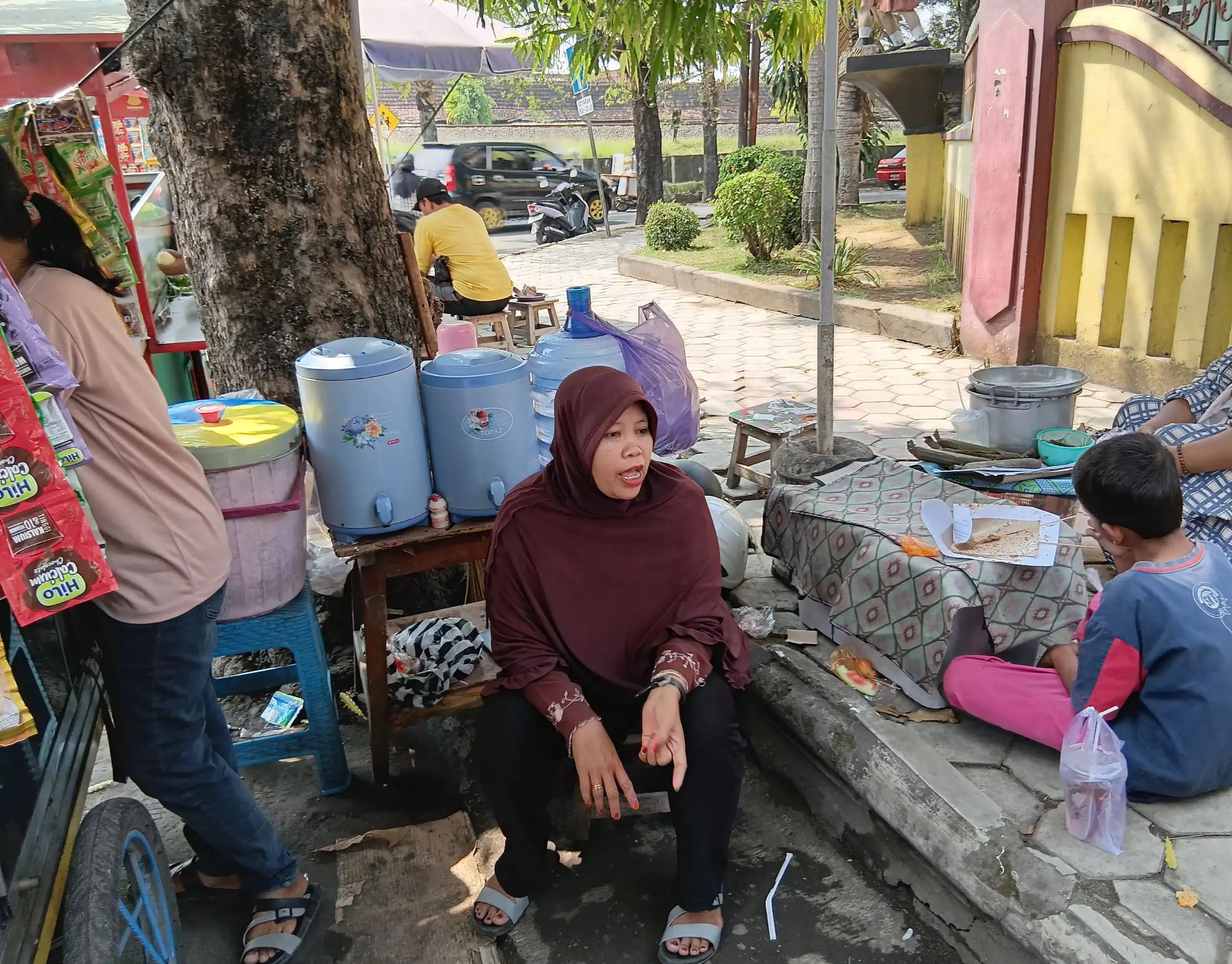 “Sang Penopang Sebelum Belajar: Siswa SLB Sragen Dorong Gerobak Es Teh untuk Ibu Sebelum Sekolah”