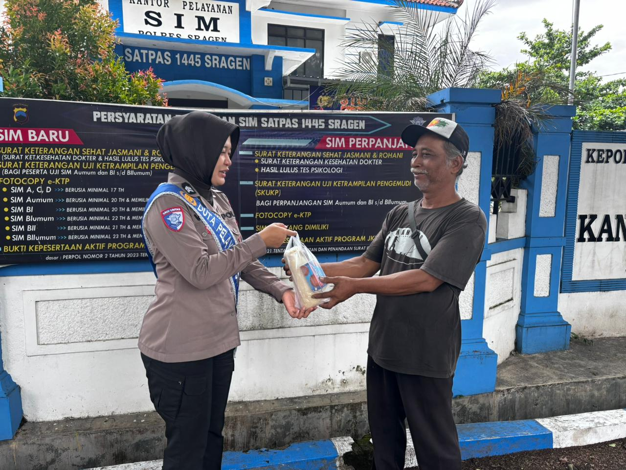 Polantas Merangkul Asa: Bansos Gula dan Teh dari Duta Pelayanan Satlantas Sragen Hangatkan Perjuangan Rakyat Kecil
