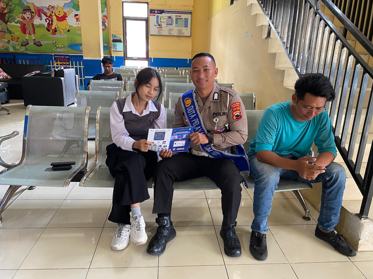 POLANTAS MENYAPA: Duta Pelayanan SIM Satlantas Polres Sragen Jemput Bola, Pastikan Warga Paham Standar Layanan SIM Tepat Waktu