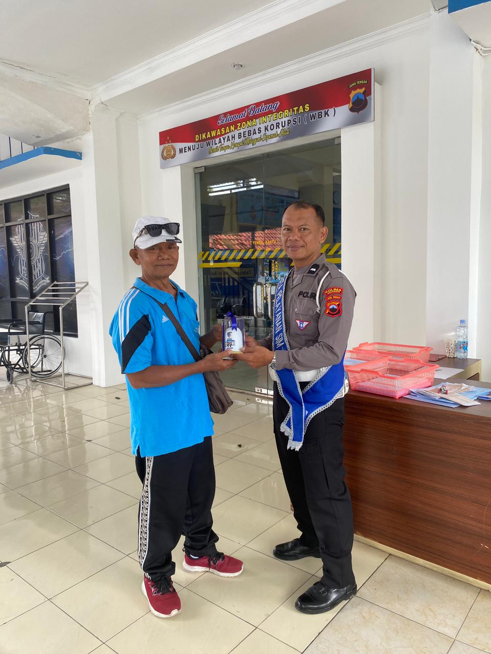 HARU BIRU DI SATLANTAS: Duta Pelayanan SIM Polres Sragen Beri Reward Spesial, Apresiasi Perjuangan Warga Raih SIM yang Jujur dan Transparan