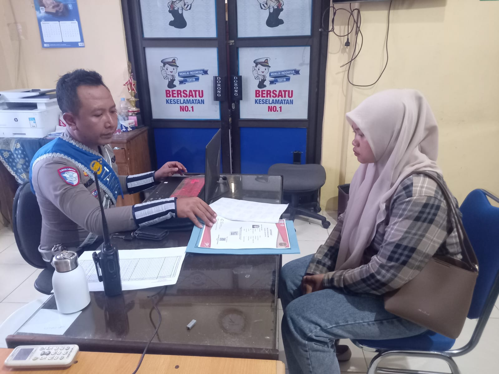 MEJA KONSULTASI HATI KE HATI: Petugas Duta Pelayanan SIM Polres Sragen Jadi ‘Pemandu’ Warga Bingung, Berikan Problem Solving Tuntas Alur Pendaftaran