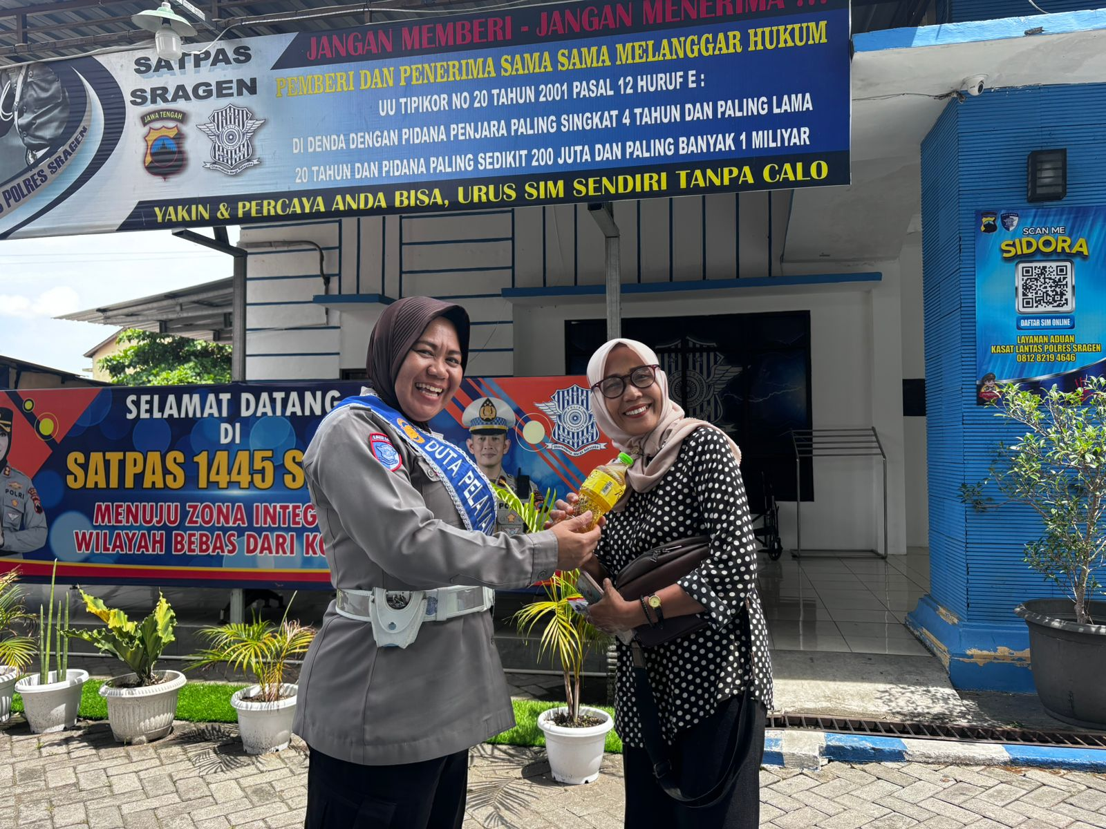 HATINYA POLANTAS: Duta Pelayanan SIM Polres Sragen Sisir Jalan, Ubah Momen Pelayanan Jadi Aksi Sosial Tebar Minyak Goreng dan Sembako