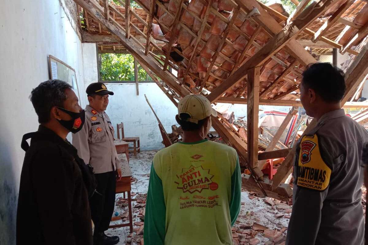 “Suara ‘Brak’ dari Sekolah: Kisah Painem Saat Atap Ruang Kelas di Sragen Runtuh”