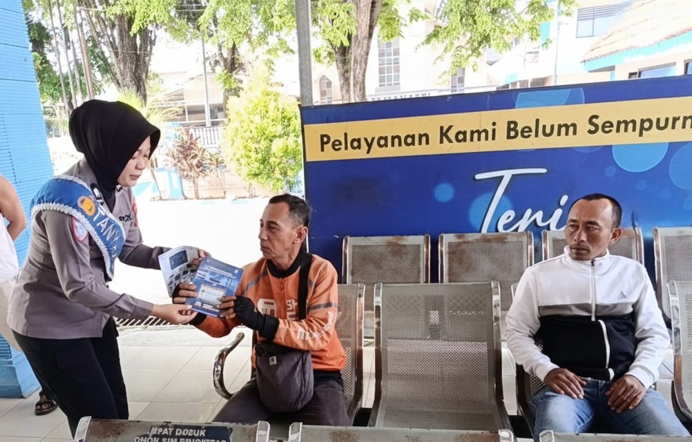 SOSIALISASI PERSONAL: Duta Pelayanan SIM Satlantas Polres Sragen Pastikan Pemohon Pahami Standar Pelayanan SIM Secara Detil