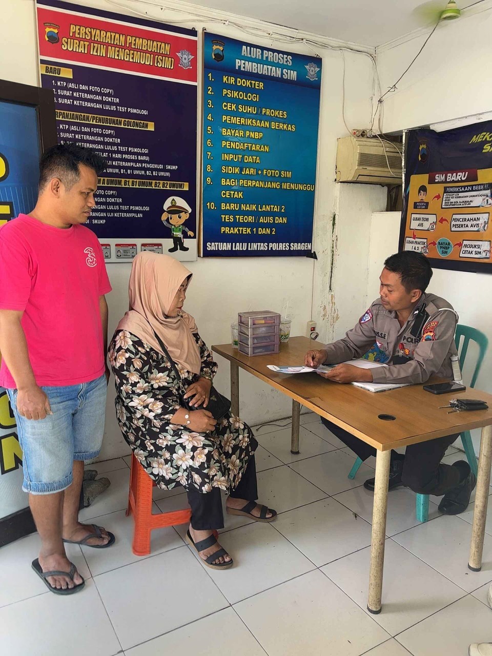 DUTA PELAYANAN SIM: Satlantas Polres Sragen Tawarkan Solusi Digital dan Personal untuk Kendala Administrasi Pemohon