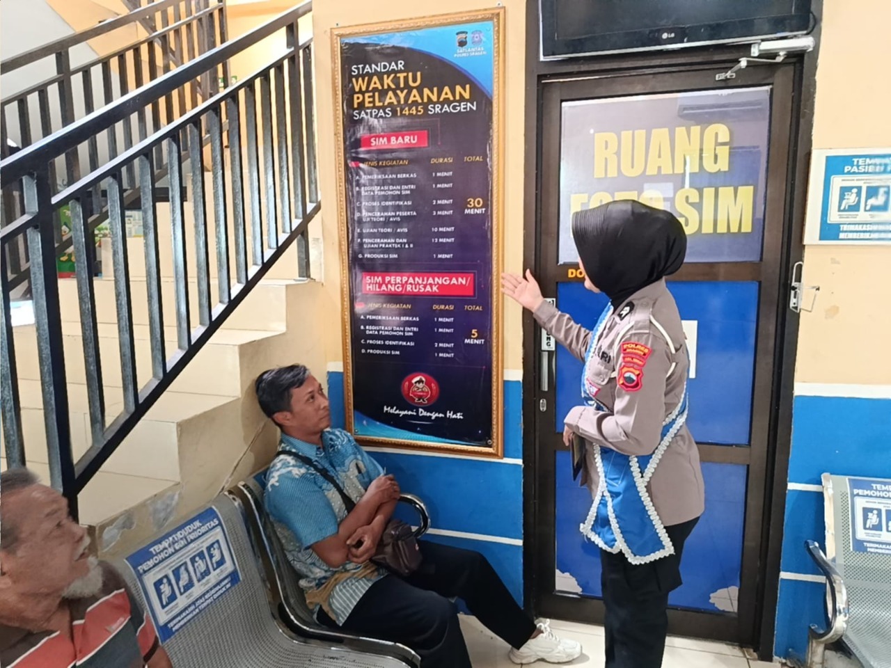 JAMINAN WAKTU PELAYANAN: Duta Pelayanan SIM Satlantas Polres Sragen Jelaskan Standar Durasi Proses SIM kepada Pemohon