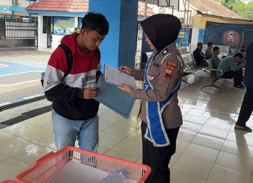PROAKTIF DI PENELITIAN BERKAS: Duta Pelayanan SIM Satlantas Polres Sragen Beri Problem Solving Cepat di Loket Awal