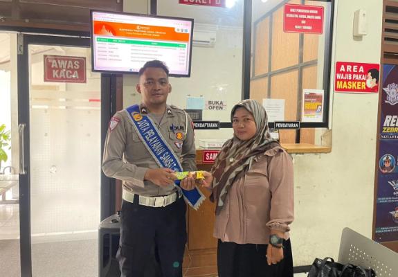 Polantas Menyapa, Polres Sragen Aksi Sosial di Tengah Pelayanan Samsat : Berikan  reward berupa sebuah coklat dan sovenir kepada pendaftar pertama pajak tahunan