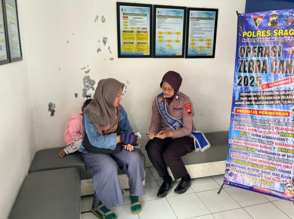 Polantas Menyapa ‘Problem Solving”: Duta Pelayanan BPKB Polres Sragen Bantu Langsung Warga yang Kesulitan Prosedur Pendaftaran