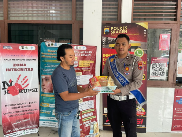 berita sragen asri news petugas duta pelayanan samsat sragen beri bansos