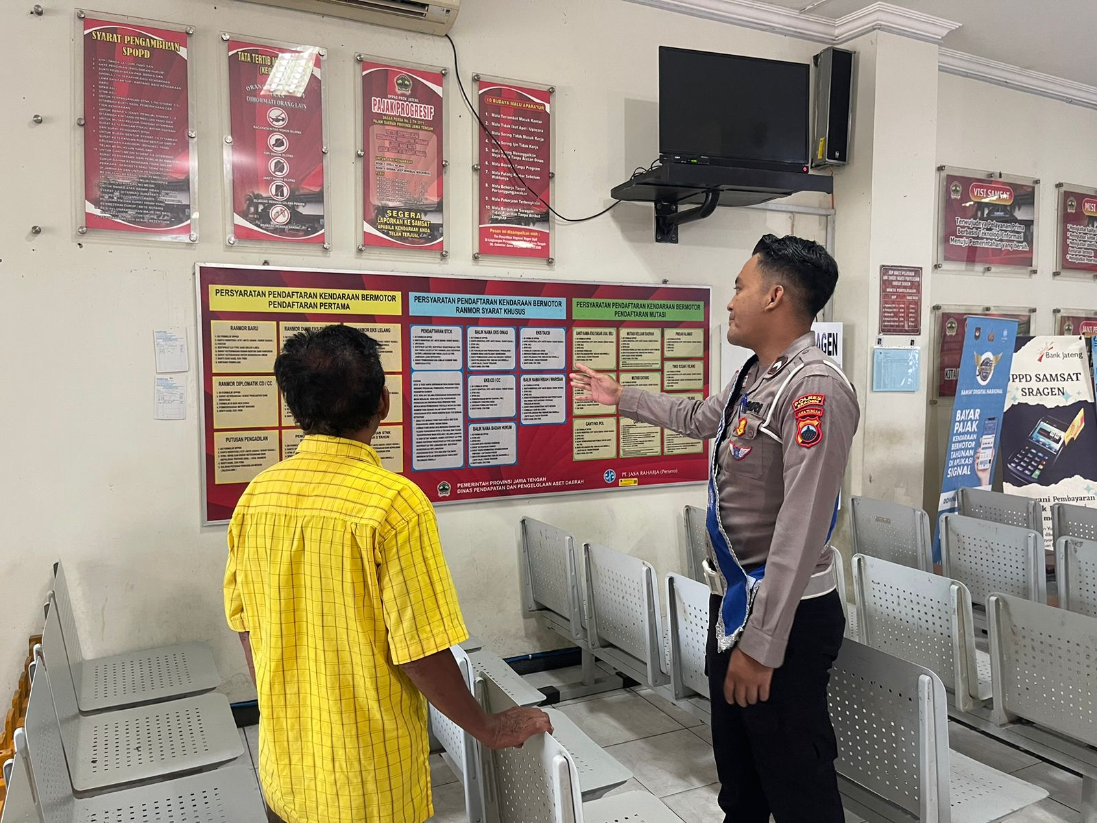 Polres Sragen Aktif Edukasi Masyarakat Lewat Program ‘Polantas Menyapa’ dalam Upaya Peningkatan Pelayanan Samsat