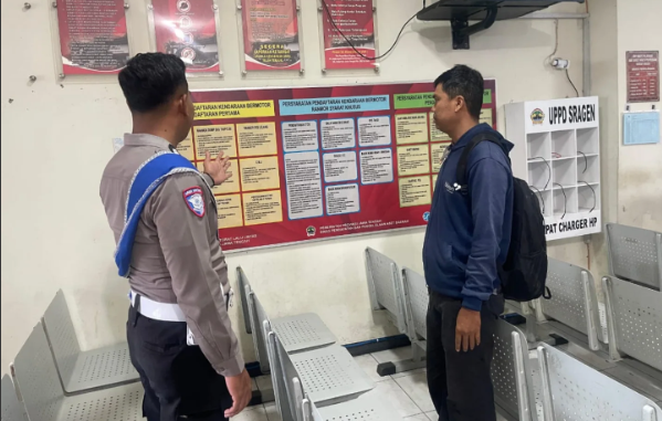 Polres Sragen Aktif Edukasi Masyarakat Lewat Program ‘Polantas Menyapa’ dalam Upaya Peningkatan Pelayanan Samsat