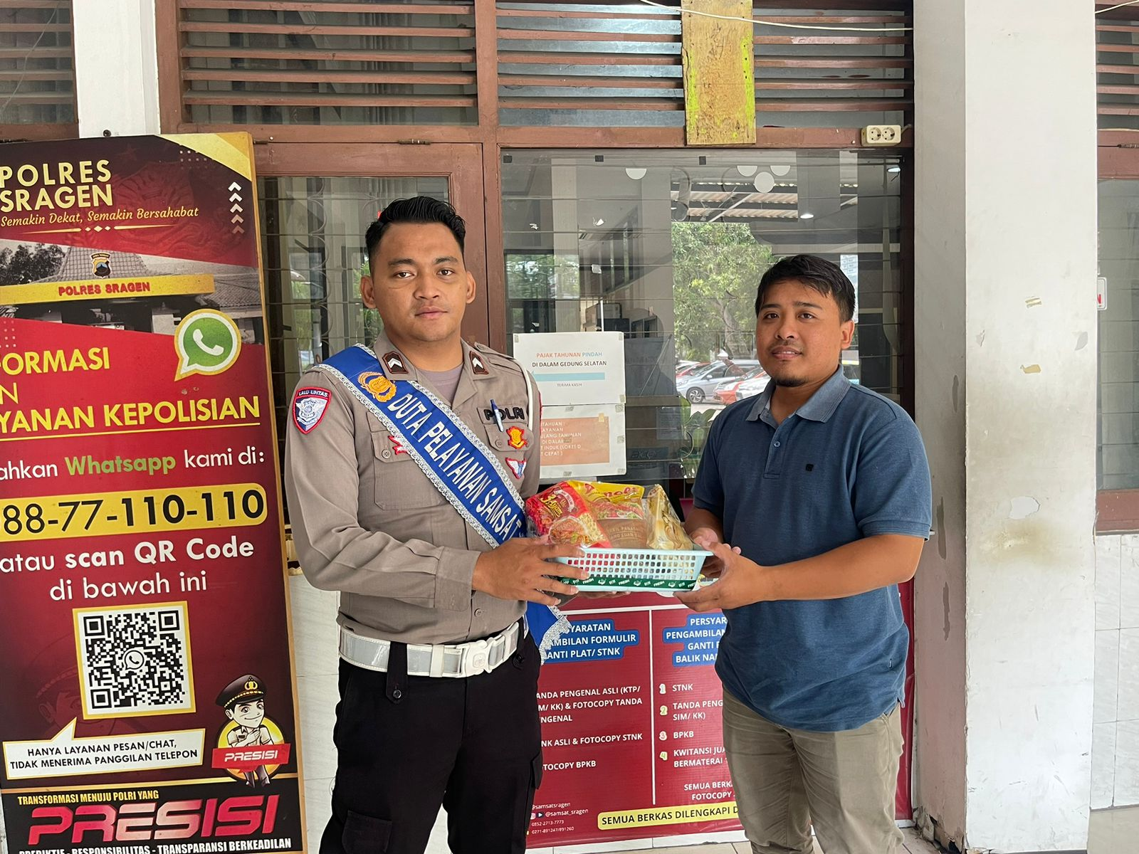 Polantas Menyapa, Polres Sragen Aksi Sosial di Tengah Pelayanan Samsat Kab. Sragen: Berikan Bantuan sosial berupa paket Sembako kepada wajib pajak pertama