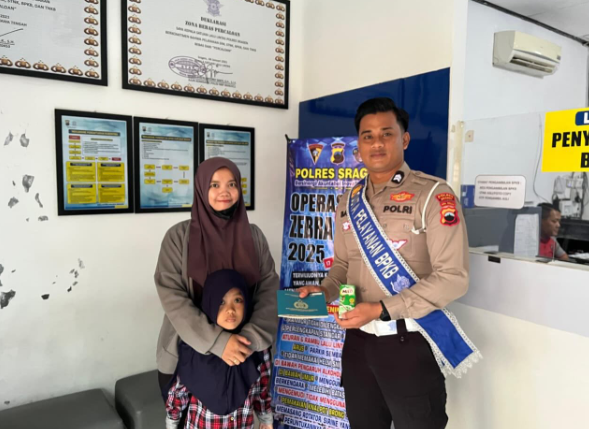 Polantas Menyapa, Polres Sragen Aksi Sosial di Tengah Pelayanan BPKB : Berikan reward berupa souvenir kepada pendaftar pertama pemohon register