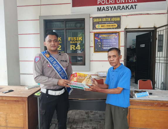 Polantas Menyapa, Polres Sragen Aksi Sosial di Tengah Pelayanan Samsat Kab. Sragen: Berikan Bantuan sosial berupa paket Sembako kepada wajib pajak pertama