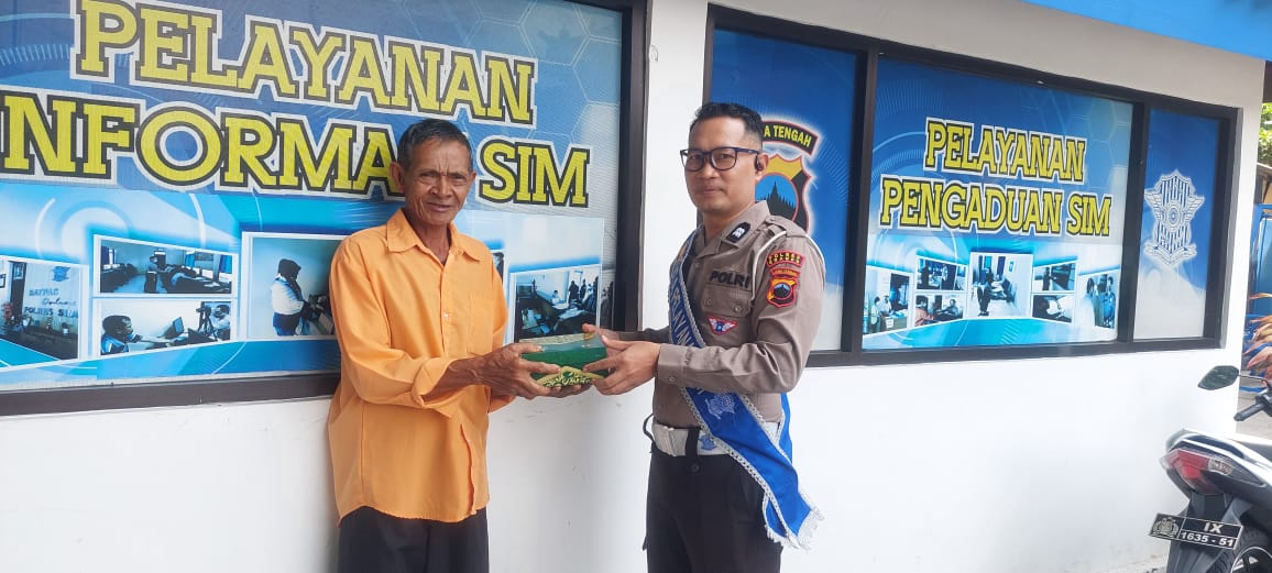 BERKAH JUMAT POLANTAS: Duta Pelayanan SIM Polres Sragen Sebar Nasi Boks Hangat, Buktikan Komitmen Pelayanan Plus Aksi Peduli di Hari Baik