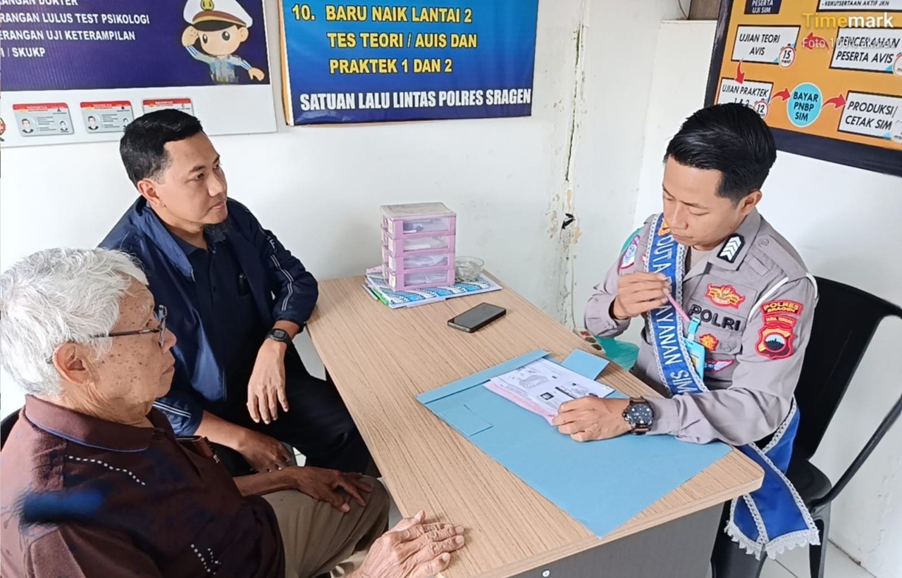 Tingkatkan Transparansi, Duta Pelayanan Satlantas Polres Sragen Sosialisasikan Standar Pelayanan SIM Melalui Flyer