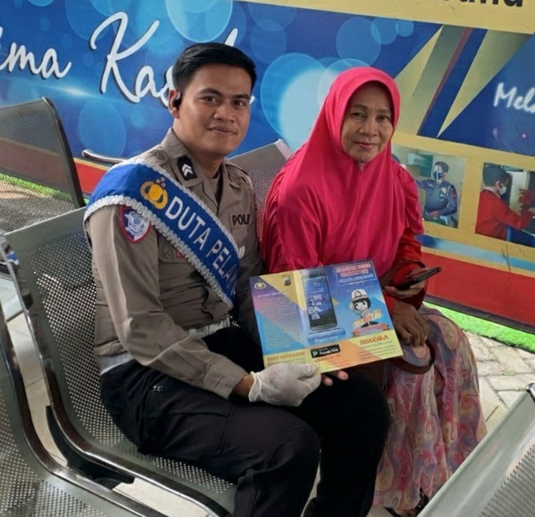 Duta Pelayanan Satlantas Polres Sragen Terjun Langsung, Edukasi Masyarakat Lewat Flyer Standar Pelayanan SIM