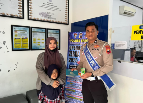 Polantas Menyapa, Polres Sragen Aksi Sosial di Tengah Pelayanan BPKB : Berikan reward berupa souvenir kepada pendaftar pertama pemohon register