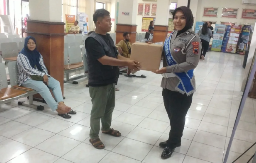 Polantas Menyapa, Polres Sragen Aksi Sosial di Tengah Pelayanan Samsat Kab. Sragen: Berikan Bantuan sosial berupa paket Sembako kepada wajib pajak pertama