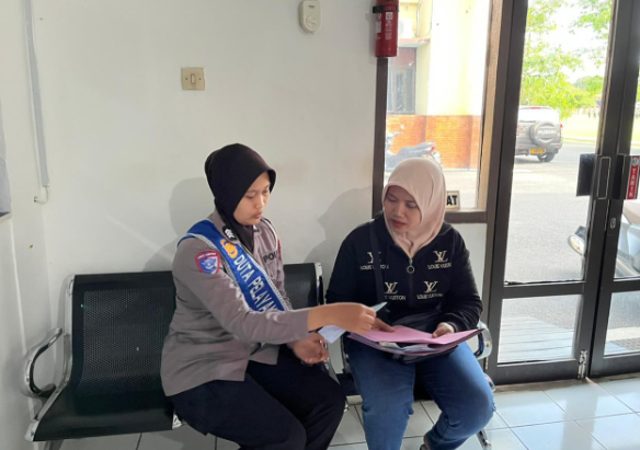 Polantas Menyapa ‘Problem Solving”: Duta Pelayanan BPKB Polres Sragen Bantu Langsung Warga yang Kesulitan Prosedur Pendaftaran