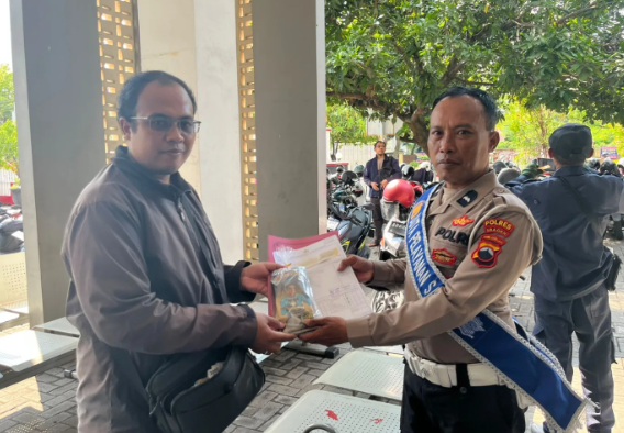 Polantas Menyapa, Polres Sragen Aksi Sosial di Tengah Pelayanan Samsat : Berikan  reward berupa sebuah coklat kepada pendaftar pertama pemohon register