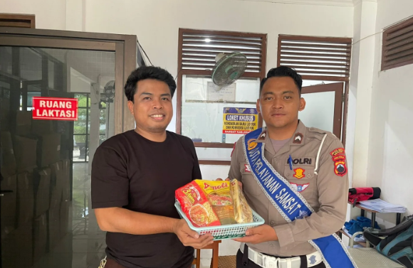 Polantas Menyapa, Polres Sragen Aksi Sosial di Tengah Pelayanan Samsat Kab. Sragen: Berikan Bantuan sosial berupa paket Sembako kepada wajib pajak pertama