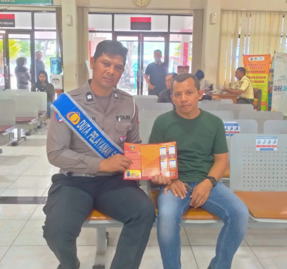 Satuan Lalu Lintas Polres Sragen terus mengedepankan pelayanan yang berorientasi pada penyelesaian masalah (problem solving) bagi masyarakat yang mengurus administrasi kendaraan di Samsat.