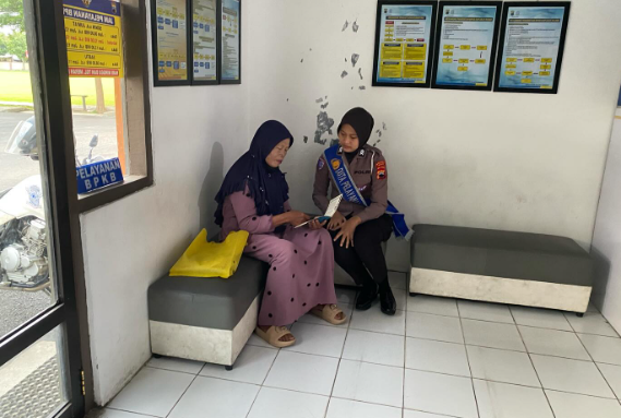 Polantas Menyapa ‘Problem Solving”: Duta Pelayanan BPKB Polres Sragen Bantu Langsung Warga yang Kesulitan Prosedur Pendaftaran