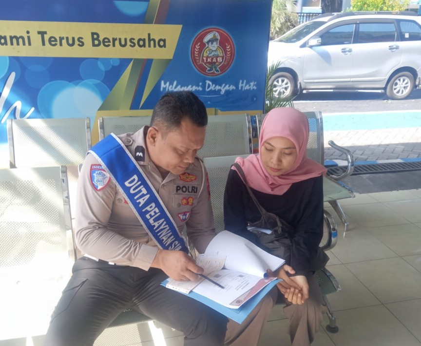 Polantas Menyapa: Duta Pelayanan Satlantas Polres Sragen Masifkan Sosialisasi Standar Pelayanan SIM Melalui Flyer
