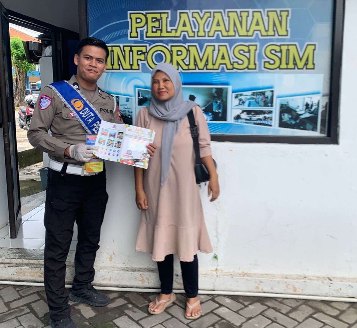 Tingkatkan Transparansi, Duta Pelayanan Satlantas Polres Sragen Sosialisasikan Standar Pelayanan SIM Melalui Flyer