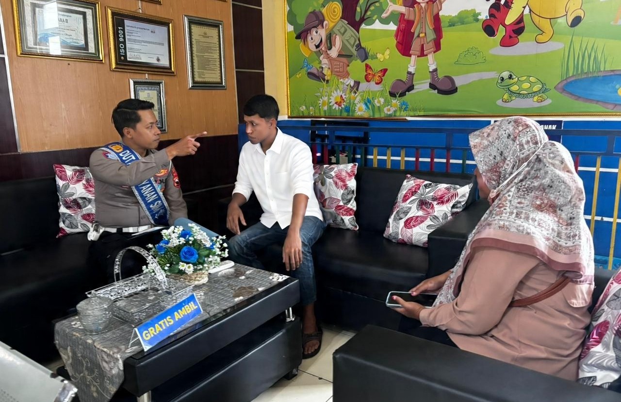 Polantas Menyapa: Duta Pelayanan Satlantas Polres Sragen Edukasi Masyarakat Lewat Flyer Standar Pelayanan SIM