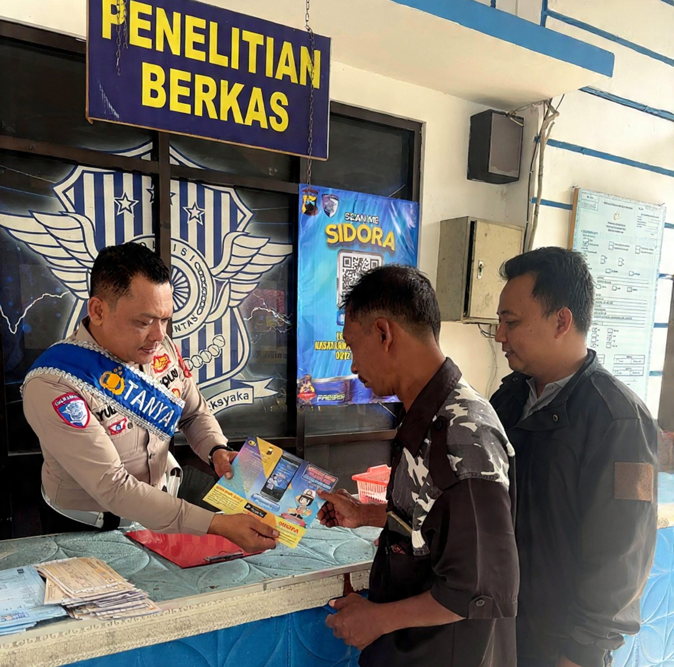 Tingkatkan Transparansi Publik, Duta Pelayanan Satlantas Sragen Bagikan Flyer Standar Pelayanan SIM Melalui “Polantas Menyapa”