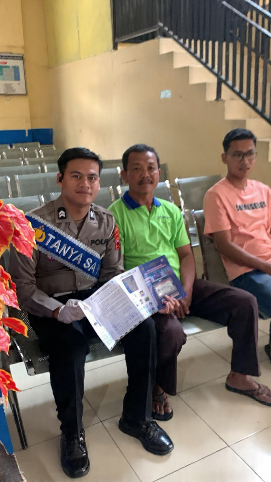 Polantas Menyapa: Duta Pelayanan Satlantas Polres Sragen Masifkan Edukasi Standar Pelayanan SIM Melalui Flyer