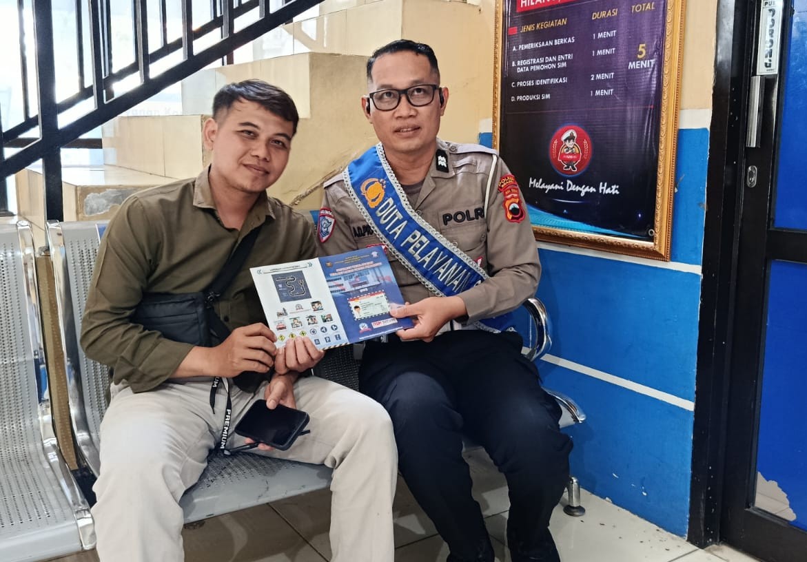 Polantas Menyapa: Duta Pelayanan Satlantas Polres Sragen Masifkan Edukasi Standar Pelayanan SIM Melalui Flyer