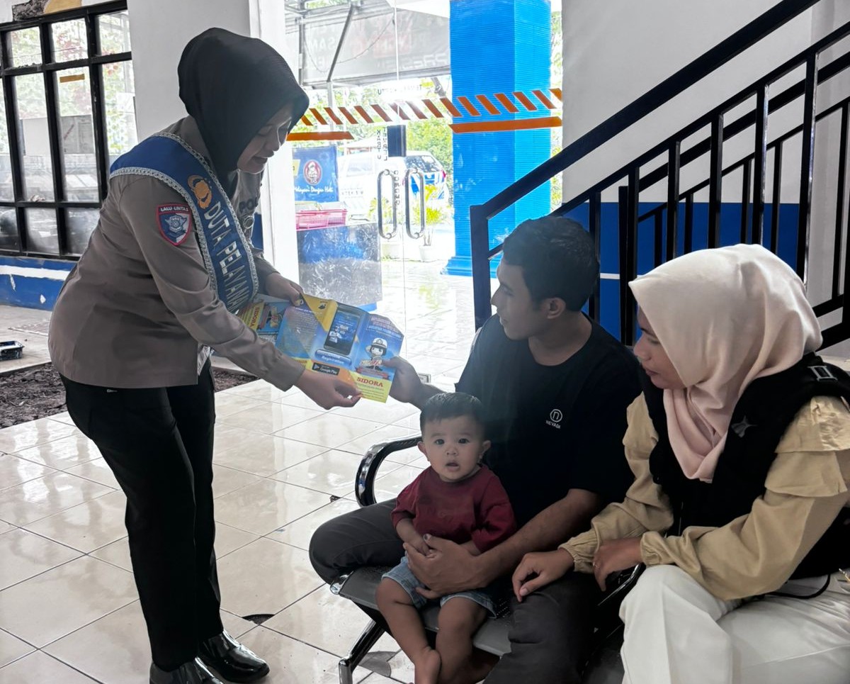 Sapa Warga dengan Humanis, Duta Pelayanan Satlantas Polres Sragen Sosialisasi Alur Pengurusan SIM via Flyer