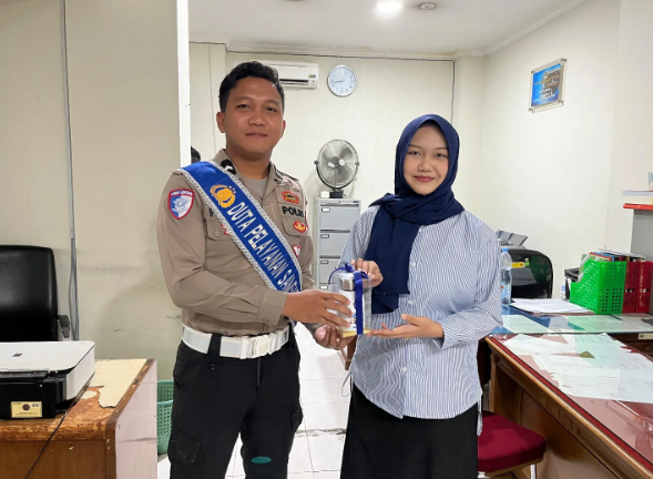 Polantas Menyapa, Polres Sragen Aksi Sosial di Tengah Pelayanan Samsat : Berikan  reward berupa sebuah souvenir kepada pendaftar pertama pemohon register