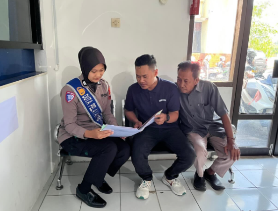 Polantas Menyapa ‘Problem Solving”: Duta Pelayanan BPKB Polres Sragen Bantu Langsung Warga yang Kesulitan Prosedur Pendaftaran