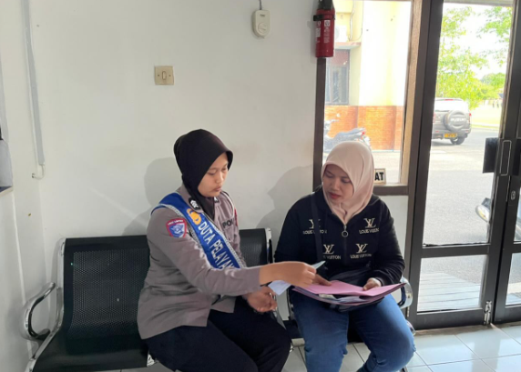 Polantas Menyapa ‘Problem Solving”: Duta Pelayanan BPKB Polres Sragen Bantu Langsung Warga yang Kesulitan Prosedur Pendaftaran