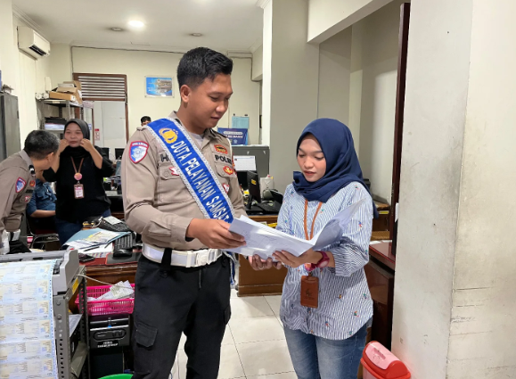 Satuan Lalu Lintas Polres Sragen terus mengedepankan pelayanan yang berorientasi pada penyelesaian masalah (problem solving) bagi masyarakat yang mengurus administrasi kendaraan di Samsat.
