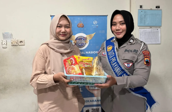 Polantas Menyapa, Polres Sragen Aksi Sosial di Tengah Pelayanan Samsat Kab. Sragen: Berikan Bantuan sosial berupa paket Sembako kepada wajib pajak pertama