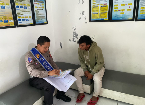 Polantas Menyapa ‘Problem Solving”: Duta Pelayanan BPKB Polres Sragen Bantu Langsung Warga yang Kesulitan Prosedur Pendaftaran