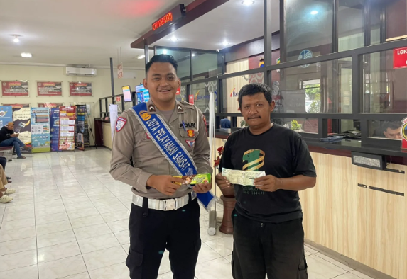 Polantas Menyapa, Polres Sragen Aksi Sosial di Tengah Pelayanan Samsat : Berikan  reward berupa sebuah souvenir kepada pendaftar pertama pemohon register