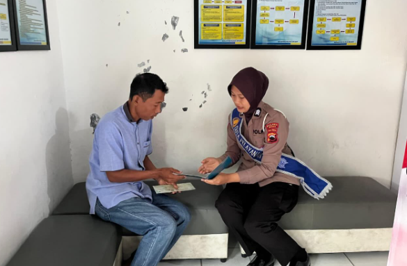 Polantas Menyapa ‘Problem Solving”: Duta Pelayanan BPKB Polres Sragen Bantu Langsung Warga yang Kesulitan Prosedur Pendaftaran
