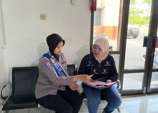 Polantas Menyapa ‘Problem Solving”: Duta Pelayanan BPKB Polres Sragen Bantu Langsung Warga yang Kesulitan Prosedur Pendaftaran