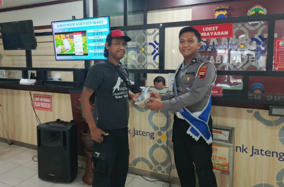 Polantas Menyapa, Polres Sragen Aksi Sosial di Tengah Pelayanan Samsat : Berikan  reward berupa sebuah souvenir kepada pendaftar pertama pemohon register