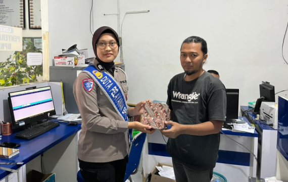 Polantas Menyapa, Polres Sragen Aksi Sosial di Tengah Pelayanan BPKB : Berikan reward berupa souvenir kepada pendaftar pertama pemohon register