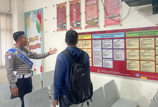 Polres Sragen Aktif Edukasi Masyarakat Lewat Program ‘Polantas Menyapa’ dalam Upaya Peningkatan Pelayanan Samsat