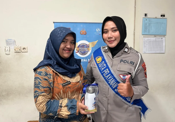 Polantas Menyapa, Polres Sragen Aksi Sosial di Tengah Pelayanan Samsat : Berikan  reward berupa sebuah souvenir kepada pendaftar pertama pemohon register
